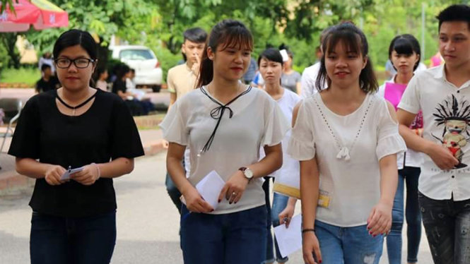 Thí sinh trao đổi sau khi kết thúc môn thi Sinh học tại Kỳ thi THPT quốc gia 2016.