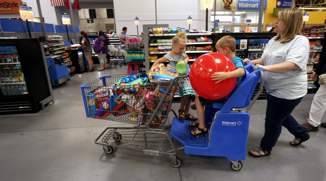 Trong một siêu thị của Walmart - Ảnh: Reuters
