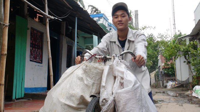 Truyền mua ve chai dạo để kiếm từng đồng nuôi việc học - Ảnh: M.T.