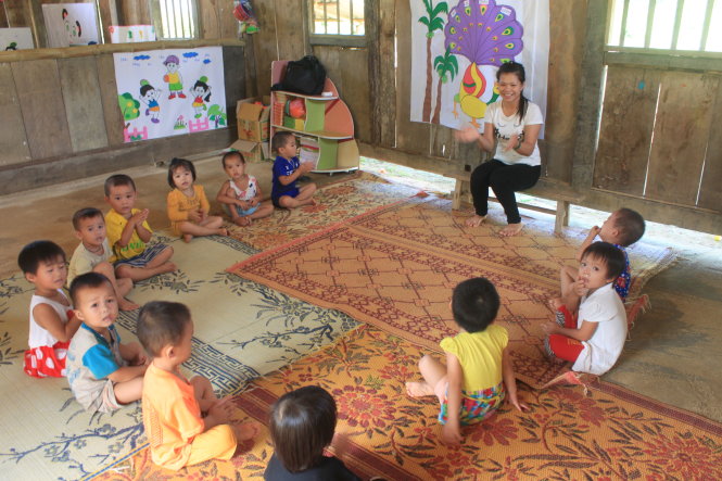 Các bé mầm non ở Piềng Khóe, xã Tam Lư, huyện Quan Sơn 
(Thanh Hóa) học cùng cô trong phòng học tranh tre tạm bợ - Ảnh: HÀ ĐỒNG