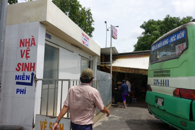 Nhà vệ sinh miễn phí đầu tiên ở bến xe miền Đông - Ảnh: N.C.T.
