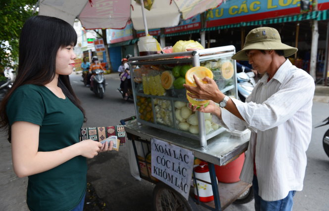 Xoài lắc là món ăn vặt ưa thích của nhiều bạn trẻ, nhưng các bác sĩ khuyến cáo đừng ăn nhiều - Ảnh: DUYÊN PHAN