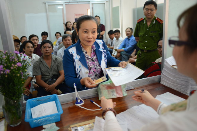 Người dân lấy giấy phép lái xe mới tại Phòng quản lý và sát hạch lái xe số 252 Lý Chính Thắng, quận 3, TP.HCM (ảnh chụp sáng 24-2) - Ảnh: QUANG ĐỊNH