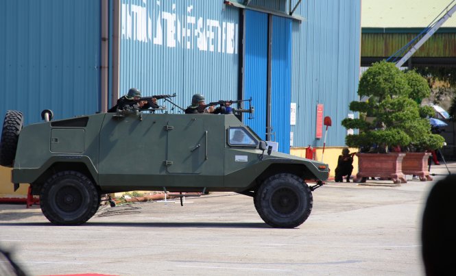 Các xe chuyên dụng của công an cũng được triển khai đến hiện trường ngay sau đó - Ảnh: TRẦN MAI