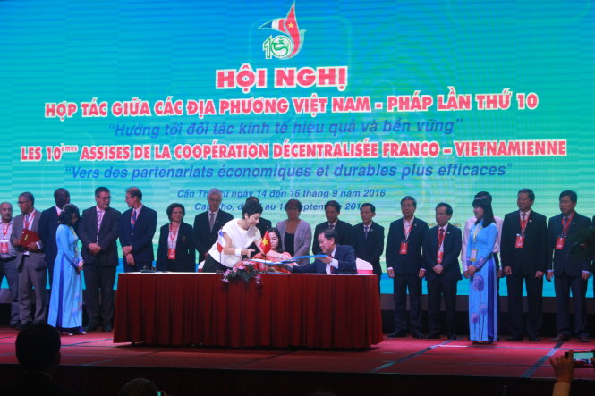 Đại sứ quán Pháp tại Việt Nam, Trường  Đại học Cần Thơ và Sở Giáo dục và đào tạo Cần Thơ ký thỏa thuận thành lập không gian Pháp tại Trường Đại học Cần Thơ - Ảnh: T.LŨY