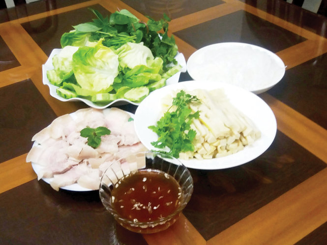 Măng luộc cuốn bánh tráng - Ảnh: THANH HẢI