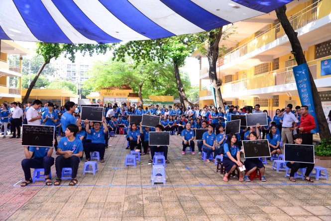 Các em học sinh sôi nổi tham gia cuộc thi “cùng non sông cất cánh” 2016 - Ảnh:  Phan Ngọc