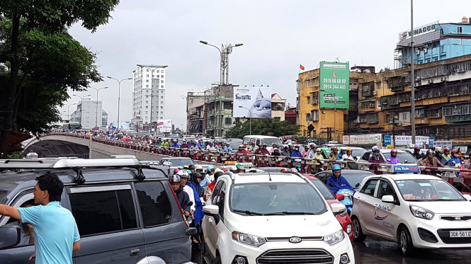 Những khu vực có cầu vượt như ngã tư Vọng ở Hà Nội cũng dễ dàng xảy ra ùn tắc khi trời mưa, giờ cao điểm - Ảnh T.PHÙNG