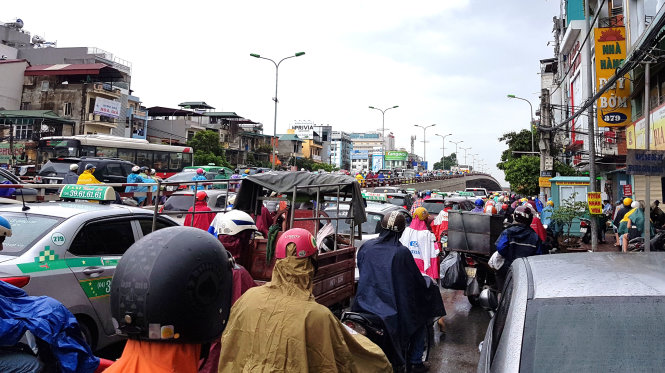 Những khu vực có cầu vượt như ngã tư Vọng ở Hà Nội cũng dễ dàng xảy ra ùn tắc khi trời mưa, giờ cao điểm - Ảnh T.PHÙNG