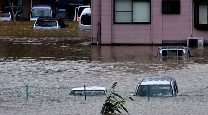 Ô tô trôi lềnh bềnh trên đường phố Nobeoka, tỉnh Miyazaki, Nhật Bản sáng 20-9 - Ảnh: AFP