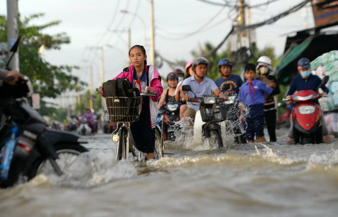 Học sinh vất vả trên đường đến trường - Ảnh: HỮU KHOA