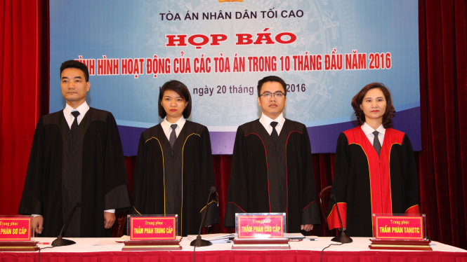 Từ trái qua phải: mẫu trang phục của thẩm phán sơ cấp, thẩm phán trung cấp, thẩm phán cao cấp và thẩm phán TAND tối cao - Ảnh: T.L.