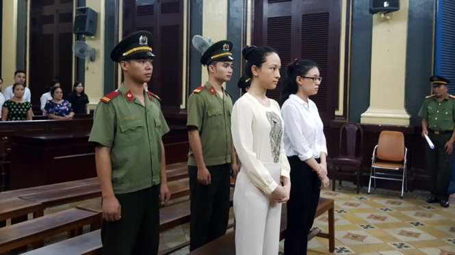 Bị cáo Trương Hồ Phương Nga và Nguyễn Đức Thùy Dung tại tòa - Ảnh: H.Điệp