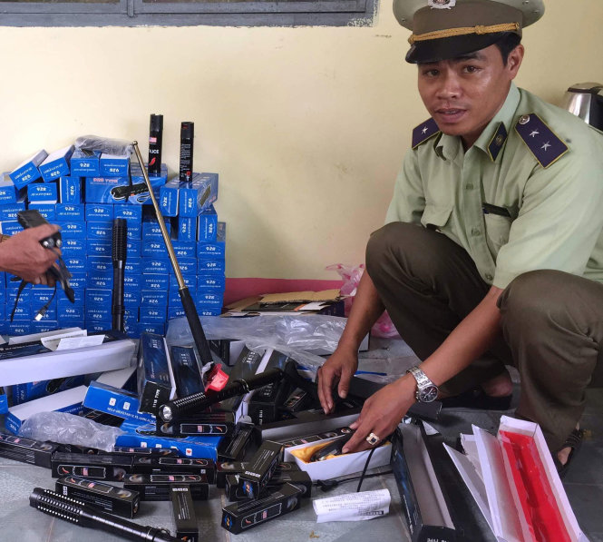Lực lượng chức năng kiểm tra số hàng nóng trên xe - Ảnh: L.T