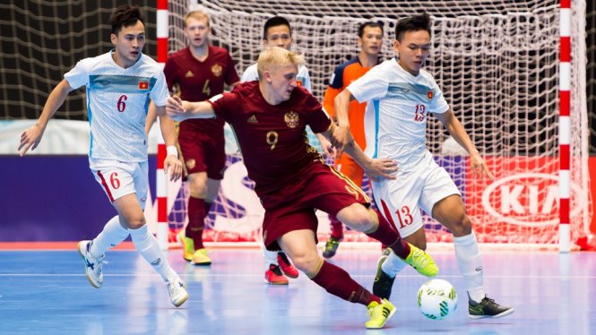 Tuyenr futsal VN (áo trắng) có trận đấu quá khó khăn trước Nga. Ảnh: FIFA