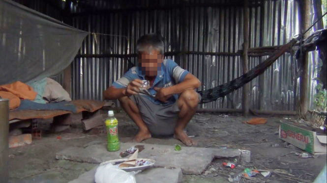 Ông T.V.M. (43 tuổi, ngụ xã Mỹ Trung, H.Cái Bè, Tiền Giang) nghiện rượu từ lúc 20 tuổi. Ông không có vợ con và nhậu bất kể giờ giấc... - Ảnh: NGỌC TÀI