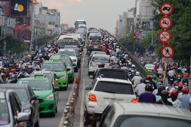 Mỗi khi đến giờ cao điểm, xe cộ ùn ứ ken đặc trên và dưới cầu vượt Hoàng Hoa Thám, Q.Tân Bình, TP.HCM - Ảnh: HỮU KHOA