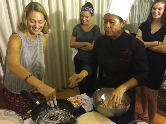 Coi bộ còn lúng túng lắm-NB