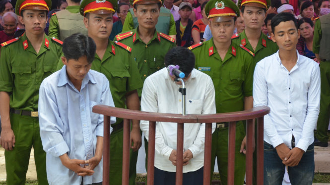 Các bị cáo tại phiên tòa - Ảnh: HỮU KHÁ