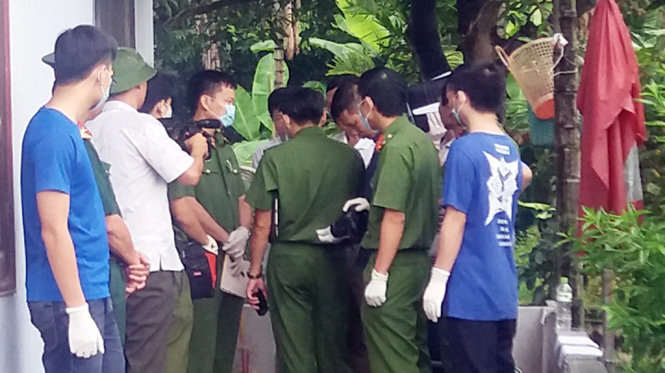 Cơ quan chức năng khám nghiệm hiện trường - Ảnh: N.H.