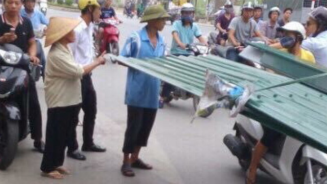 Hiện trường nơi xảy ra vụ việc cháu bé bị tôn cứa vào cổ tử vong - Ảnh: FB BEATVN