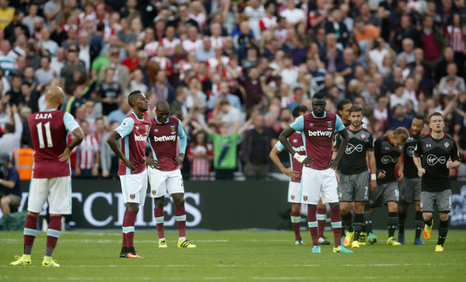 Sự thất vọng của các cầu thủ West Ham trong trận thua Southampton. Ảnh: REUTERS