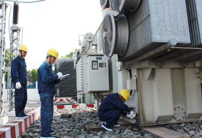 Người trẻ đầy nhiệt huyết và luôn mong muốn được góp sức xây dựng TP. Trong ảnh: các kỹ sư trẻ Tổng công ty Điện lực TP.HCM kiểm tra thiết bị tại trạm biến áp 110kV Tân Bình - Ảnh: Q.LINH