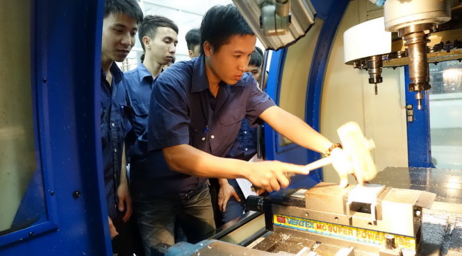 Sinh viên Trường CĐ Nghề TP.HCM trong giờ thực hành - Ảnh: NHƯ HÙNG