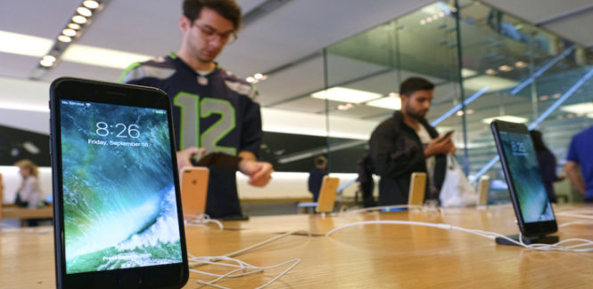 iPhone 7 được tung ra thị trường với giá bán không hề rẻ với phần đông người dùng - Ảnh: AP
