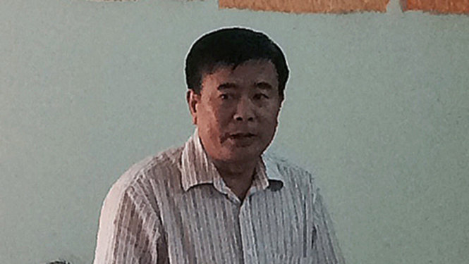 Ông Lê Khả Đoàn (đứng) nguyên phó chánh thanh tra tỉnh Hậu Giang vừa gởi đơn kiện chủ tịch UBND tỉnh Hậu Giang - Ảnh: LÊ DÂN