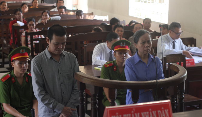 Hai bị cáo tại phiên tòa - Ảnh: ĐỨC TRONG