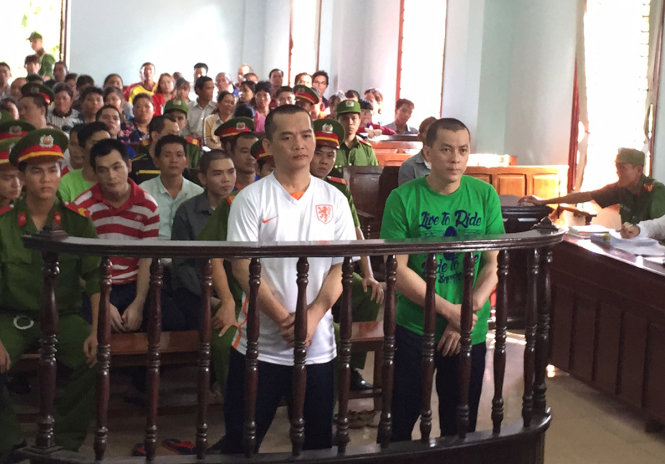 Hiền “kháp”, được xem là “đại ca giang hồ” miền Tây và các đàn em tại phiên tòa ngày 30-9
