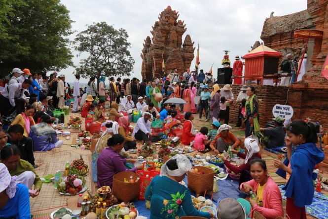 Quang cảnh buổi dâng lễ của người Chăm đến các vị thần - Ảnh: TIỀN THÀNH