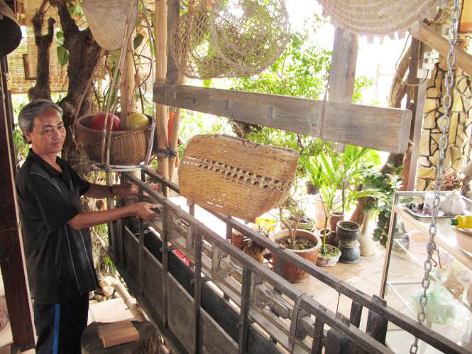 Ông Trương Thái Anh Quốc bên những nông cụ mang “hình bóng quê hương” Quảng Trị - Ảnh: THÁI LỘC