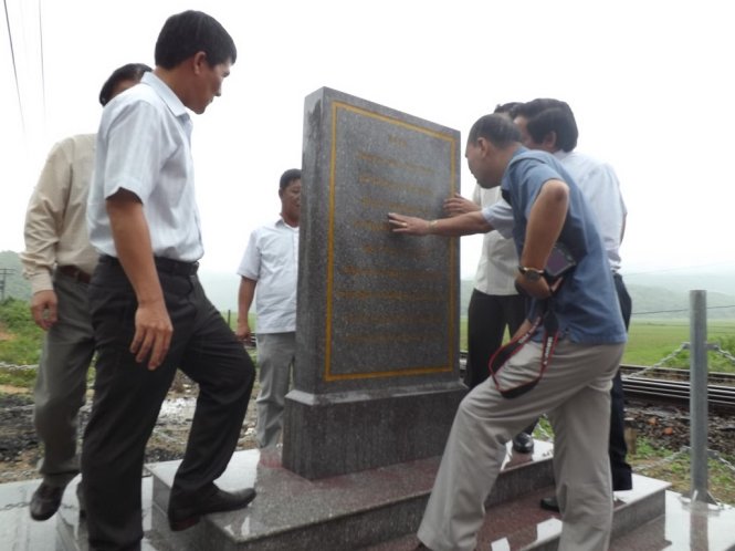 Xem nội dung mốc bia ghi dấu tích phát triển đường sắt. Ảnh: KIM THỦY
