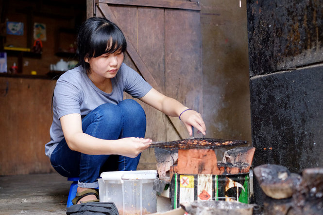 Nhờ giúp đỡ của người thân mà mẹ Như mở được một tiệm nhỏ bán bánh ướt, Như thường phụ mẹ nấu nướng bán hành - Ảnh: MAI VINH