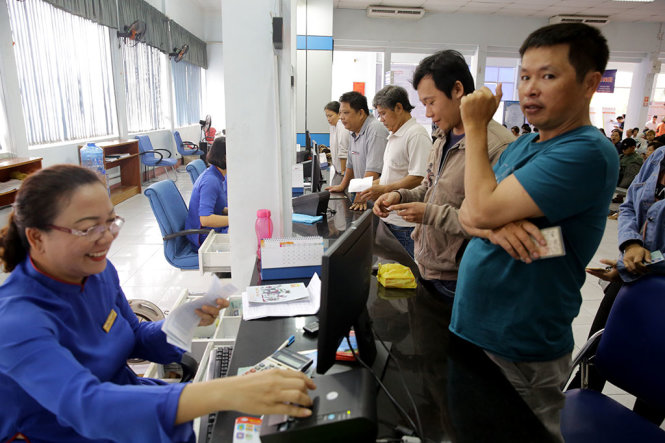 Đến ngày 2-10, các chặng về miền Trung vẫn khan vé - Ảnh: ĐỨC PHÚ