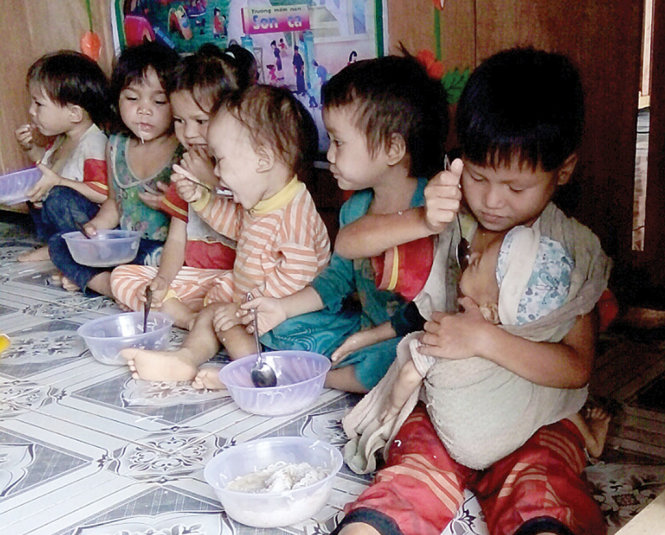 Bữa ăn có thịt trong niềm vui sướng của trẻ vùng cao do anh Thanh cùng nhóm khởi xướng và thực hiện - Ảnh: P.M.