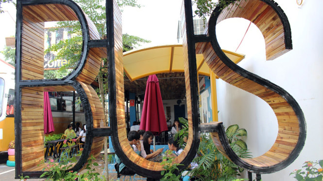 “Hành khách” ngồi trên xe Bus uống cà phê  trong không gian của quán “Bus Coffe” - Ảnh: THÁI THỊNH