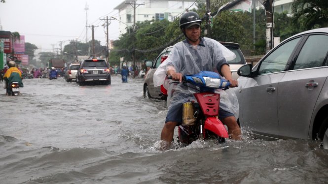 Mưa lớn, nước ngập, nhiều xe chết máy trên đường Đỗ Xuân Hợp, Q.9 - Ảnh: Tâm Đức