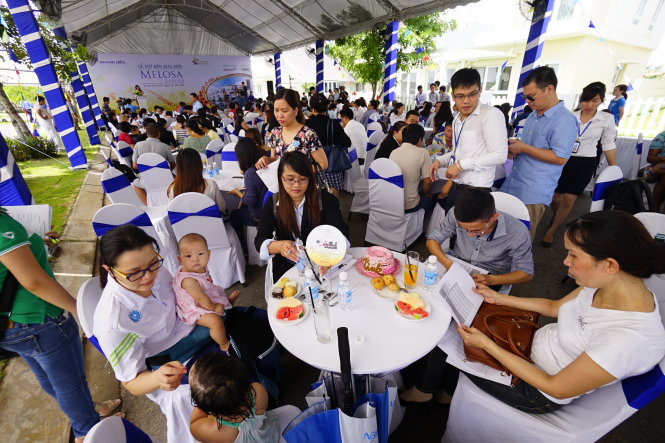 Đông đảo khách hàng và nhà đầu tư tới tìm kiếm cơ hội mua nhà tại dự án cho thấy sức hút của loại hình nhà liền đất và của khu vực phía Đông vẫn đang rất lớn. Ảnh: QUANG ĐỊNH