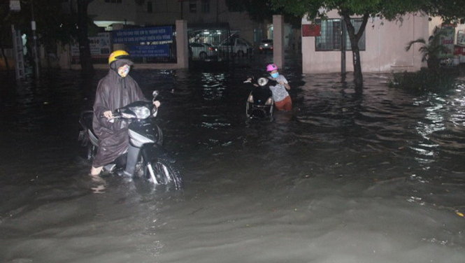Nước ngập sâu trước UBND P.13, Q.Gò sau cơn mưa chiều tối 26-9 - Ảnh: Q.KHẢI