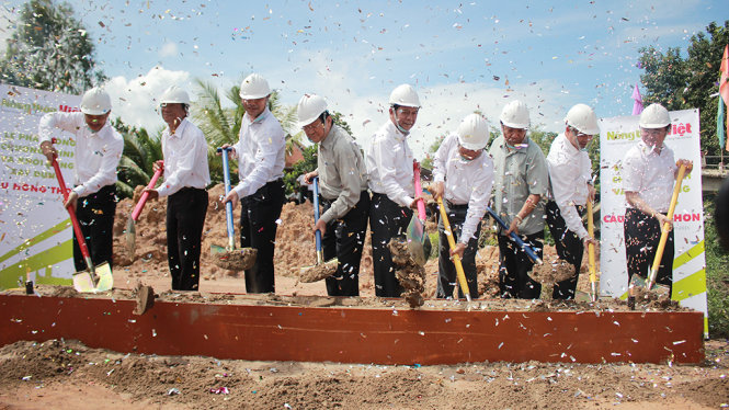 Nguyên Chủ tịch nước Trương Tấn Sang cùng các lãnh đạo ban ngành và mạnh thường quân động thổ xây dựng cầu nông thôn mới tại đã Mỹ Thạnh Đông, tỉnh Long An