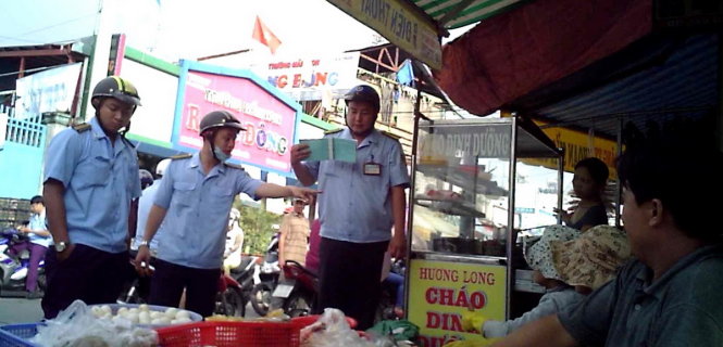 Ba nhân viên gồm ông Huỳnh Thanh Bằng, Nguyễn Xuân Sang, Nguyễn Hoàng Thái Sơn đã bị tạm đình chỉ công tác để xử lý một số sai phạm trong việc “thu phí” tiểu thương - Ảnh: HOÀNG LỘC