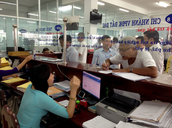 Người dân làm thủ tục nhà, đất tại huyện Bình Chánh - Ảnh: NGỌC HÀ