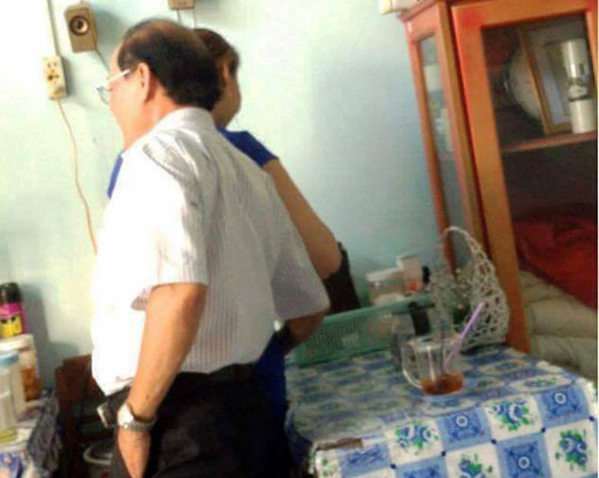 Ông Tấn có hành động choàng tay qua đùi nữ nhân viên tạp vụ - Ảnh: cắt từ clip.
