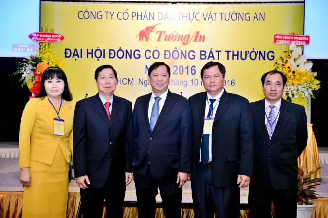 Ngày 6-10, đại hội cổ đông bất thường của công ty cổ phần Dầu thực vật Tường An (TAC) đã bầu bổ sung hai thành viên Hội đồng quản trị nhiệm kỳ còn lại 2012- 2017 là ông Trần Lệ Nguyên (thứ hai từ trái qua) và bà Nguyễn Thị Hạnh (trái). Ảnh: NHƯ BÌNH