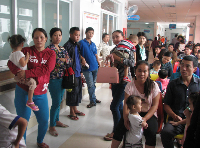 Cảnh đông đúc của khu vực chờ khám Bệnh viện Nhi đồng Cần Thơ Bệnh nhi điều trị nội trú tại lầu 7 khoa Nội hô hấp phải tràn ra hành lang - Ảnh: T. LŨY