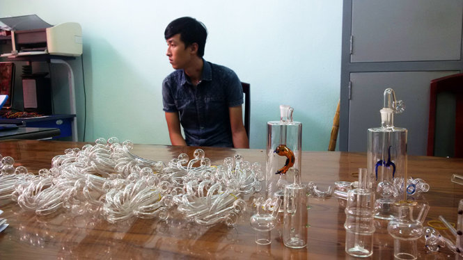 Mai Văn Cường và tang vật là 200 chiếc “nỏ” dùng sử dụng ma túy - Ảnh: VÕ TÀI