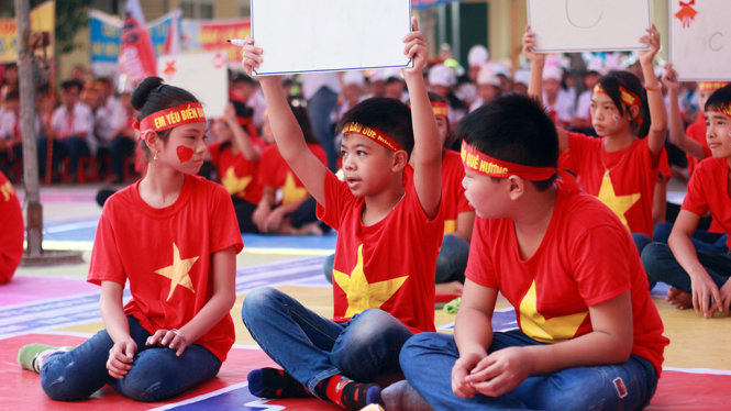 Học sinh tham gia tìm hiểu kiến thức biển đảo quê hương thông qua hình thức thi trắc nghiệm trả lời các câu hỏi - Ảnh: Tiến Thắng
